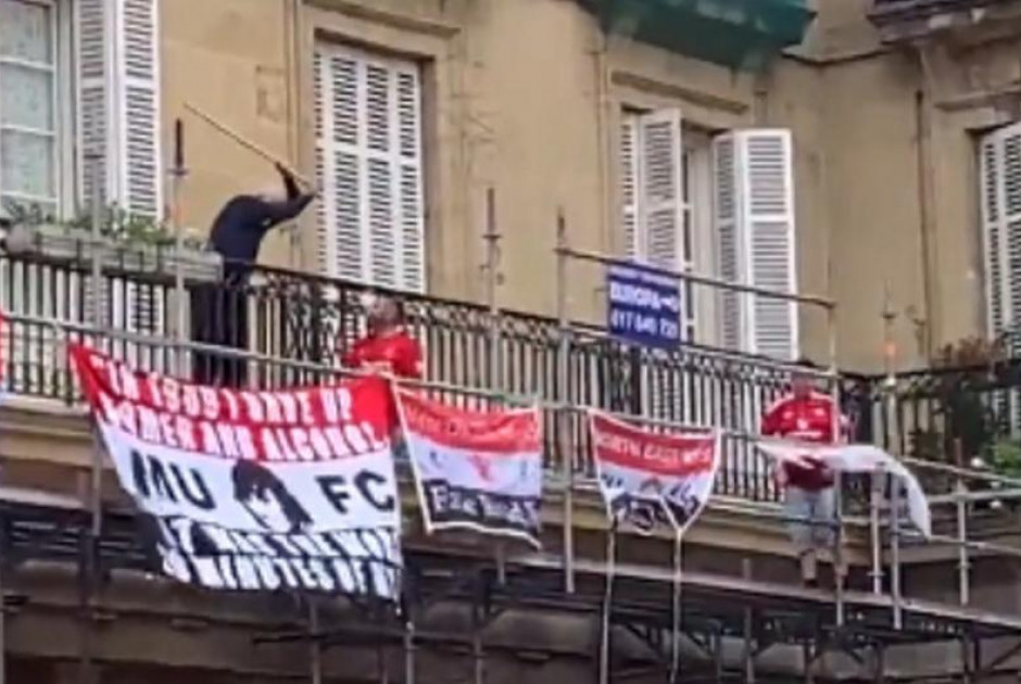 Βάσκος παππούς πήγε να περιλάβει με μαγκούρα οπαδούς της Γιουνάιτεντ που κρέμασαν πανό έξω από το σπ