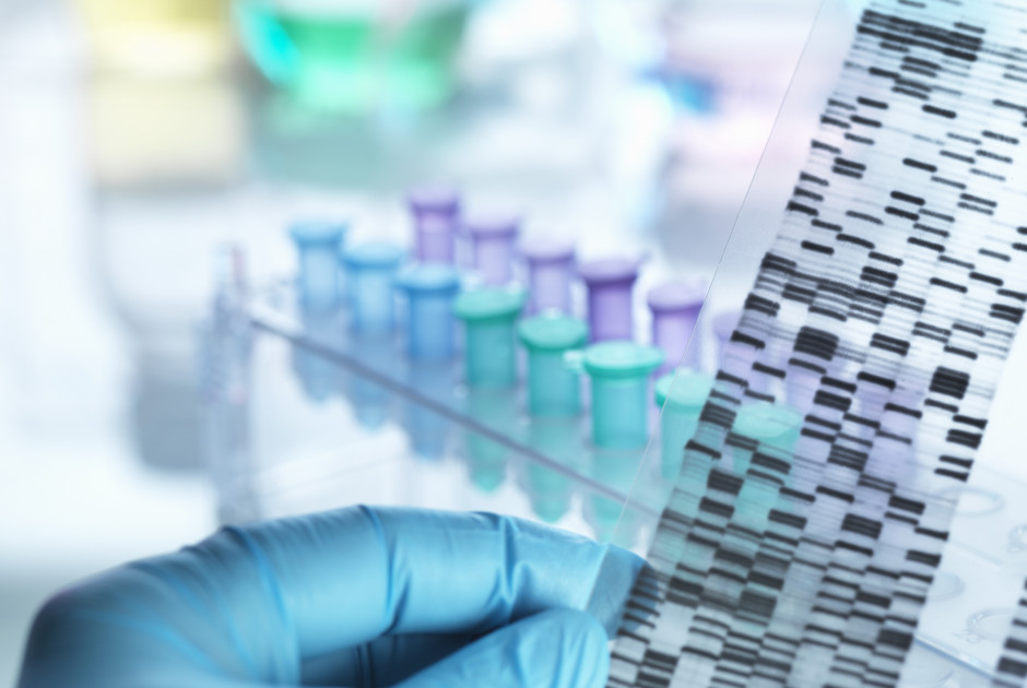 DNA νεογνών σε ιδιωτικές εταιρείες – Το αμφιλεγόμενο πρόγραμμα του Υπ. Υγείας στην Ελλάδα