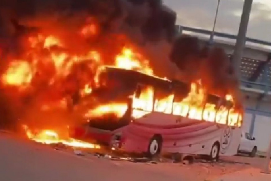 ΧΑΟΣ σε ποδοσφαιρικό αγώνα: Εισβολή οπαδών στον αγωνιστικό χώρο…έβαλαν φωτιά στο πούλμαν της ομάδα