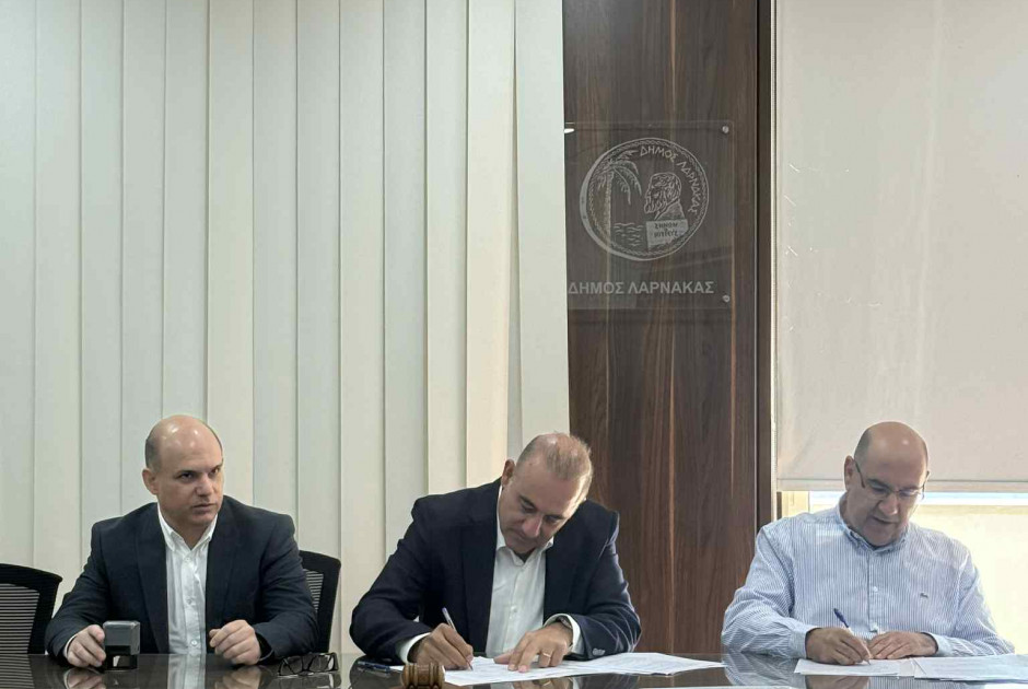 Υπογράφηκε σύμβαση για το νέο έξυπνο σύστημα στάθμευσης στο Δήμο Λάρνακας