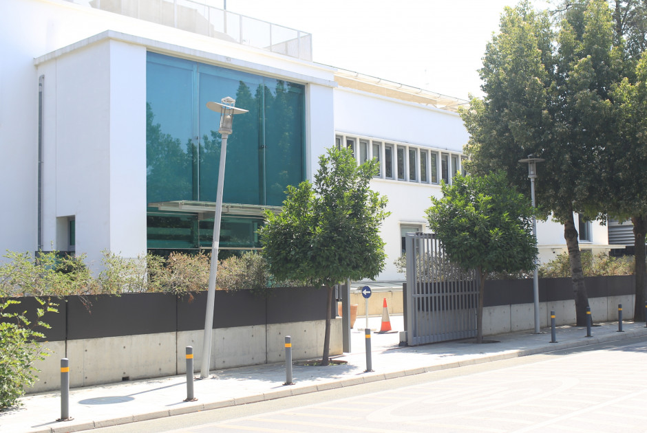 &Delta;&rho;. &Chi;&alpha;&rho;&alpha;&lambda;ά&mu;&pi;&omicron;&upsilon;&sigmaf;: &Eta; &nu;έ&alpha; &Beta;&omicron;&upsilon;&lambda;ή &delta;&iota;&alpha;&mu;&omicron;&rho;&phi;ώ&nu;&epsilon;&tau;&alpha;&iota; &chi;&omega;&rho;ί&sigmaf; &omicron;&upsilon;&sigma;&iota;&alpha;&sigma;&tau;&iota;&kappa;ή &mu;&epsilon;&tau;&alpha;&beta;&omicron;&lambda;ή &tau;&omicron;&upsilon; &pi;&omicron;&lambda;&iota;&tau;&iota;&kappa;&omicron;ύ &iota;&sigma;&omicron;&zeta;&upsilon;&gamma;ί&omicron;&upsilon; &epsilon;&xi;&omicron;&upsilon;&sigma;ί&alpha;