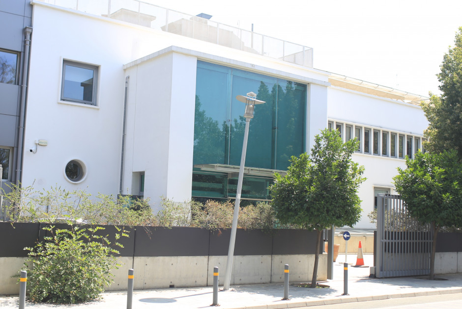 Θύελλα αντιδράσεων στη Βουλή για την αλλαγή των ορισμών «γυναίκα» και «φύλο»