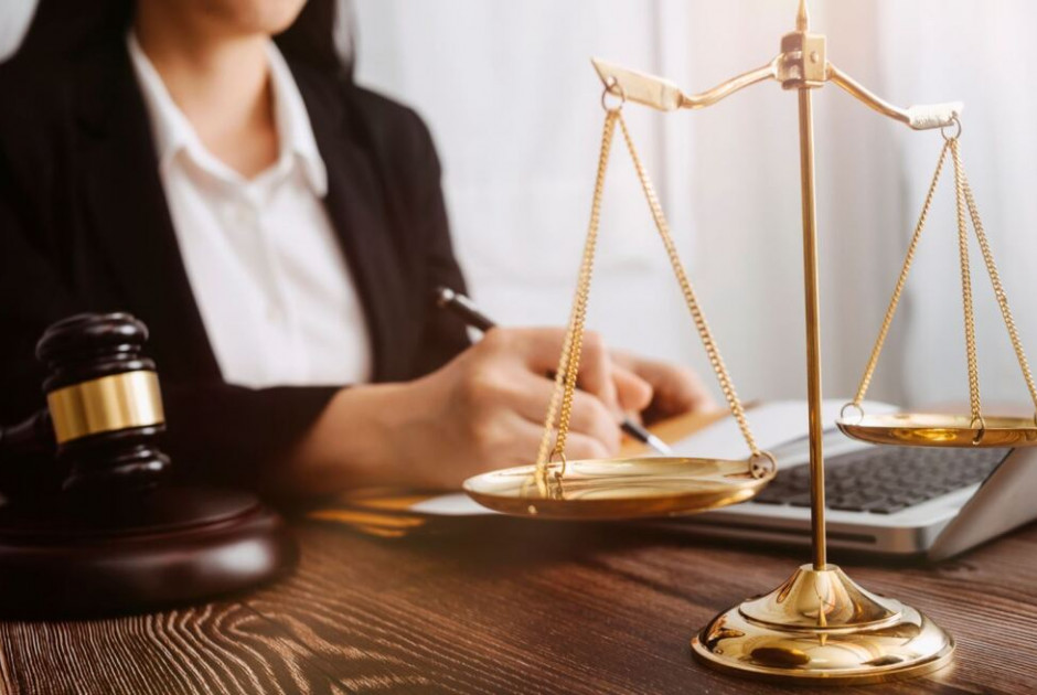 Πρωτοφανής υπόθεση: Δικηγόρος άρπαζε χρήματα από διαθήκες αποθανόντων (ΒΙΝΤΕΟ)