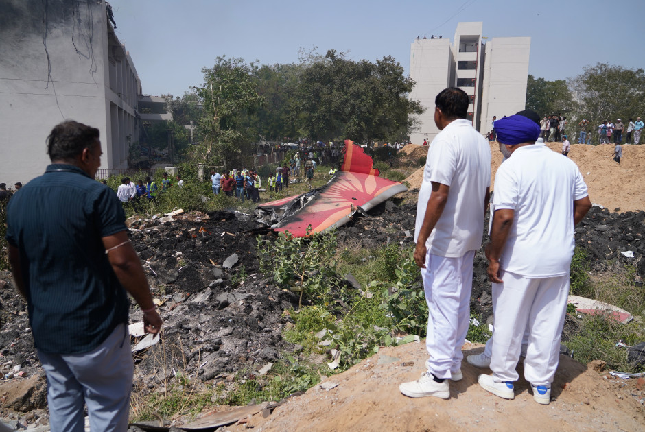 Ινδία: Ξεπερνούν τους 290 οι νεκροί από το αεροπορικό δυστύχημα