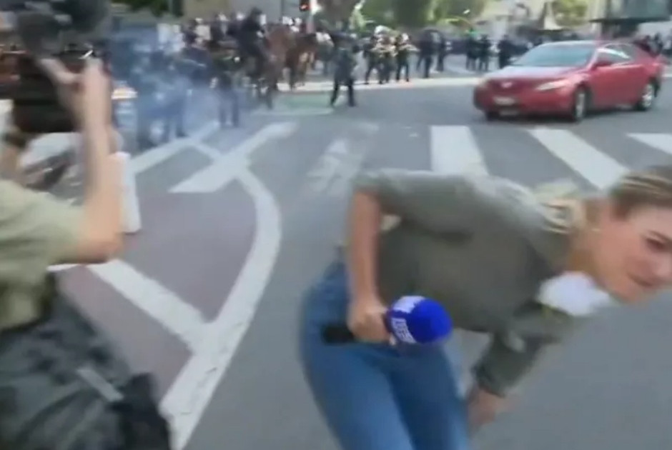 Η στιγμή που δημοσιογράφος δέχεται πλαστική σφαίρα κατά τη διάρκεια των διαδηλώσεων στο Λος Άντζελες