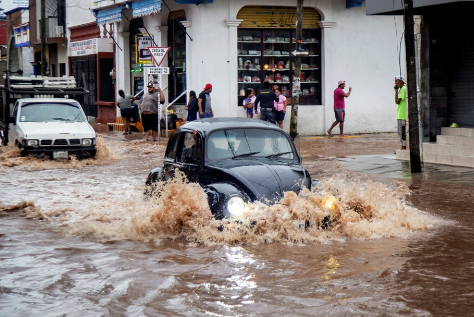 Μεξικό: Τουλαχιστόν δύο νεκροί από το πέρασμα του τυφώνα Έρικ