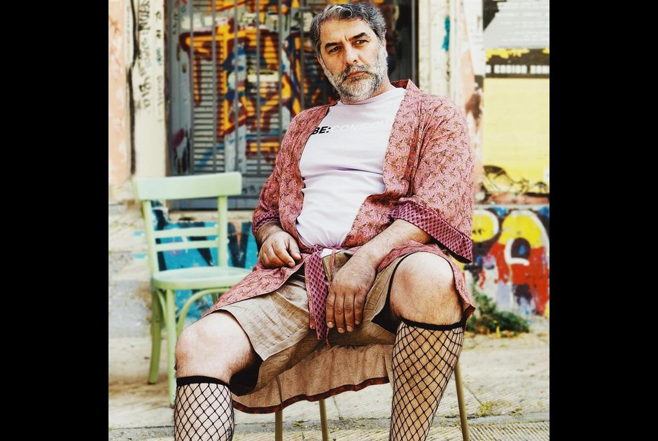 Β. Μπισμπίκης: Με κόκκινες γόβες και δικτυωτές κάλτσες σε μια φωτογράφιση για τη συμπερίληψη