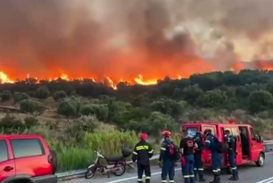 Υπό μερικό έλεγχο η φωτιά έξω από τη Ναύπακτο