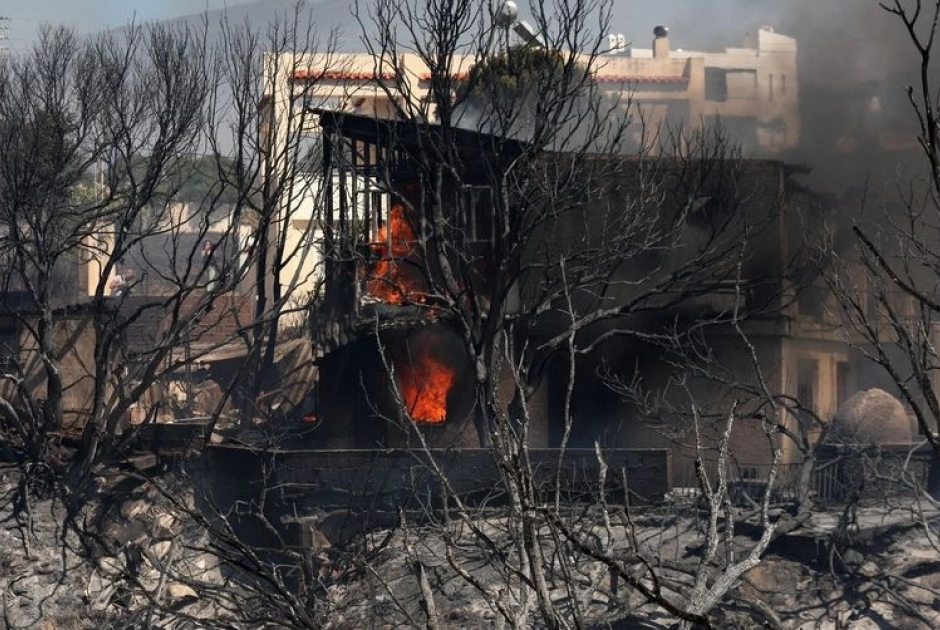 Σε εξέλιξη μεγάλη πυρκαγιά στην Ελλάδα: Κάηκαν σπίτια, απεγκλωβίστηκαν κάτοικοι