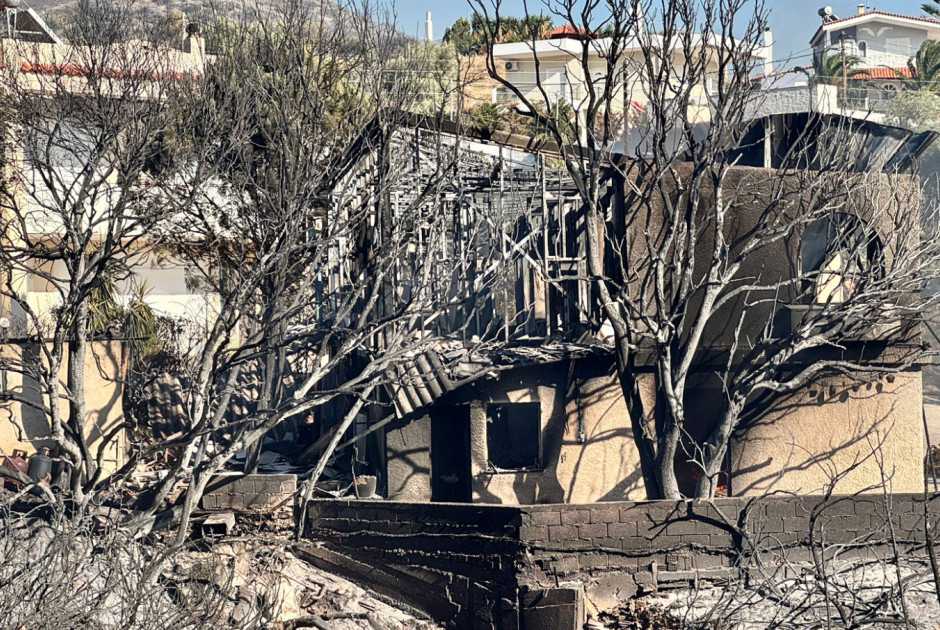 Σε ύφεση η φωτιά στην Παλαιά Φώκαια – Μάχη για πλήρη έλεγχο