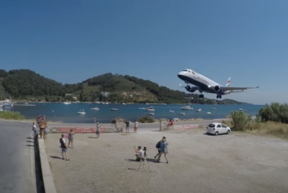 Γυναίκα παρασύρθηκε από τα ισχυρά ρεύματα τουρμπίνας αεροσκάφους