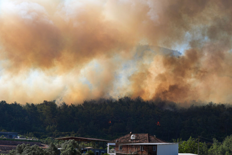 Φωτιά στη Σμύρνη: Μάχη με τις αναζωπυρώσεις