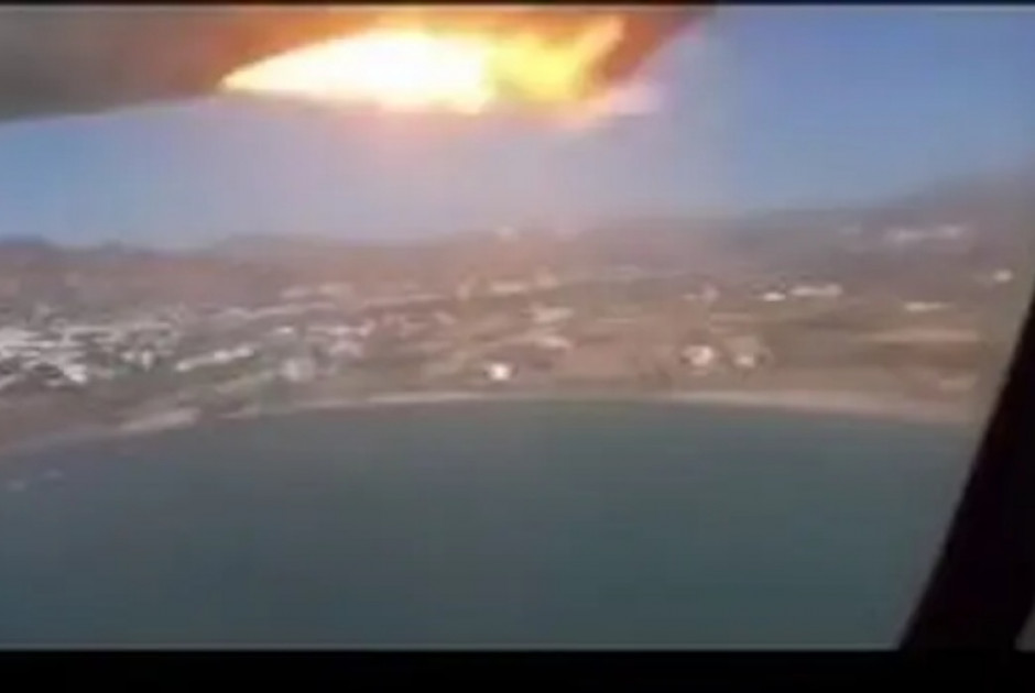 Η τρομακτική στιγμή που πιάνει φωτιά ο κινητήρας αεροπλάνου