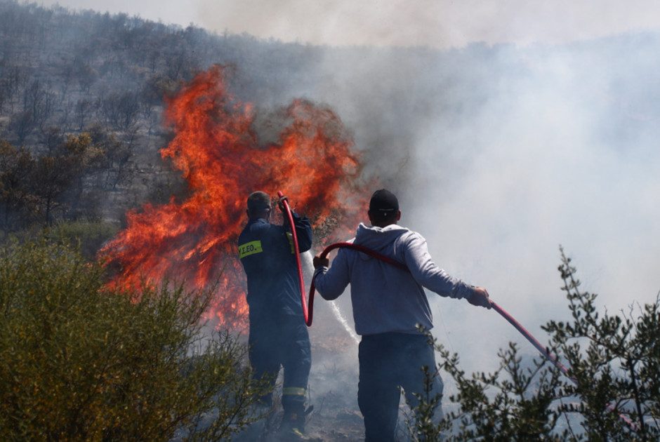 Σε ύφεση η μεγάλη φωτιά στο Άνω Σούλι Μαραθώνα