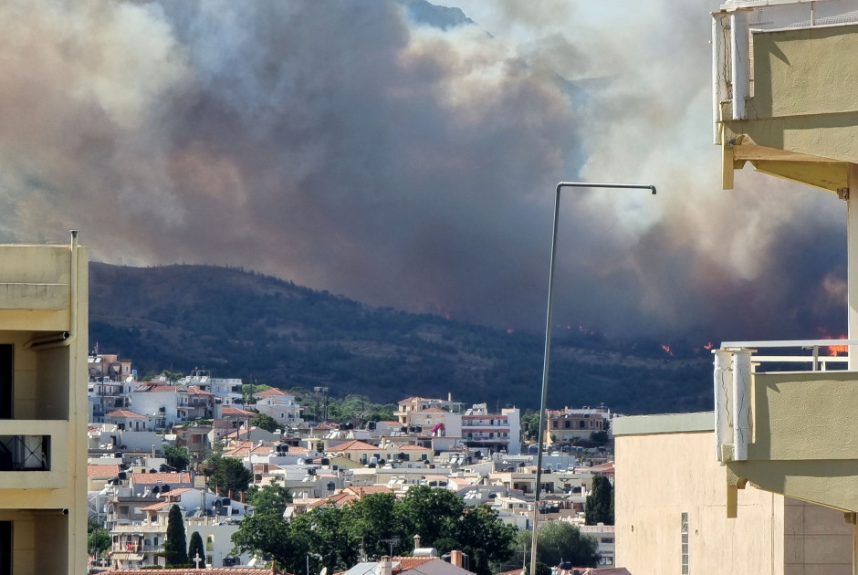 Σε πύρινο κλοιό η Χίος – Μάχη με τις φλόγες σε τρία μέτωπα