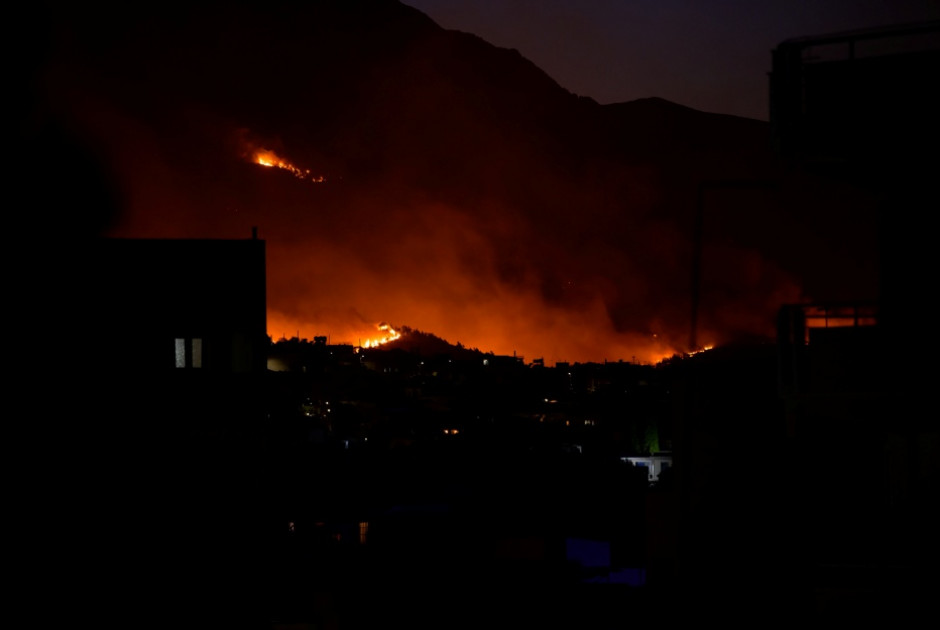 Δύσκολη νύχτα στη Χίο: Κοντά σε σπίτια οι φλόγες