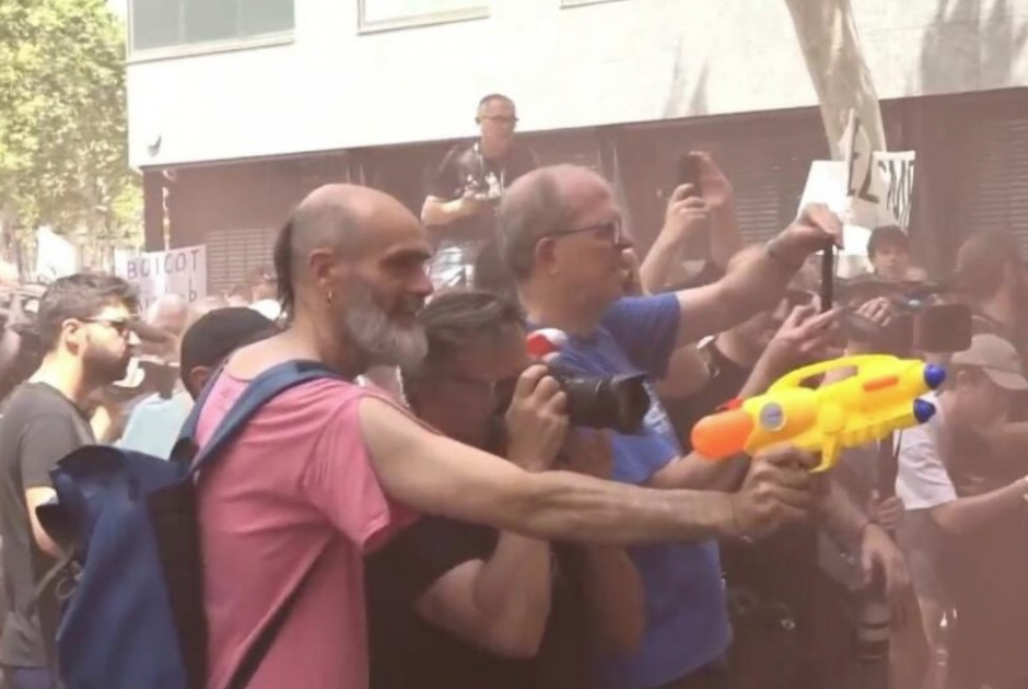 Με νεροπίστολα στους… τουρίστες: Χιλιάδες Ισπανοί ξεσηκώνονται ενάντια στον υπερτουρισμό