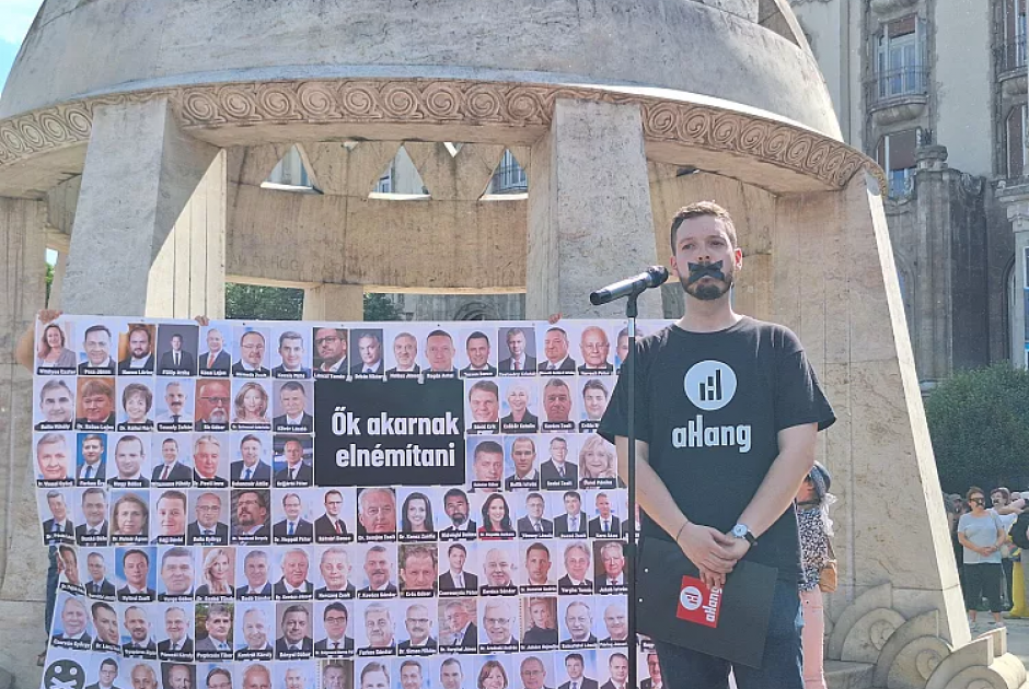 Σιωπηλές πορείες στην Ουγγαρία κατά του νομοσχεδίου που απειλεί τον Τύπο και τις ΜΚΟ