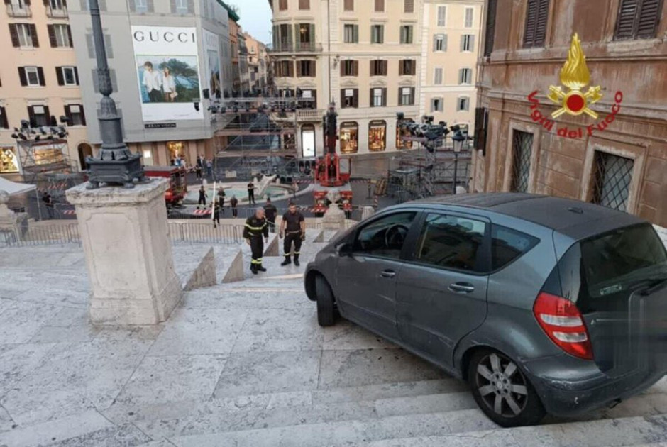 Οδηγός «κατέβηκε» με το αυτοκίνητό του τα “Spanish steps”
