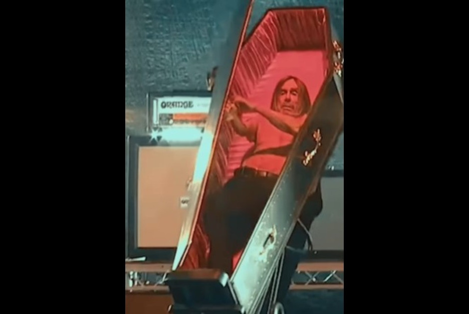 Ο Iggy Pop αποχώρησε από τη συναυλία του μέσα σε… φέρετρο (ΒΙΝΤΕΟ)