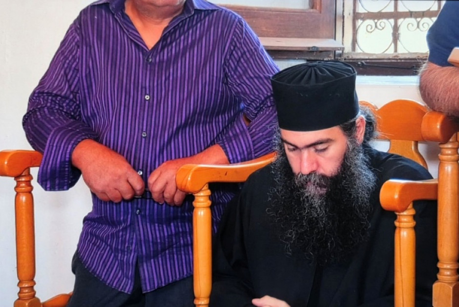 Καθόταν σε σκάμνο σκυθρωπός στο μνημόσυνο της μητέρας του ο Τυχικός (ΒΙΝΤΕΟ)