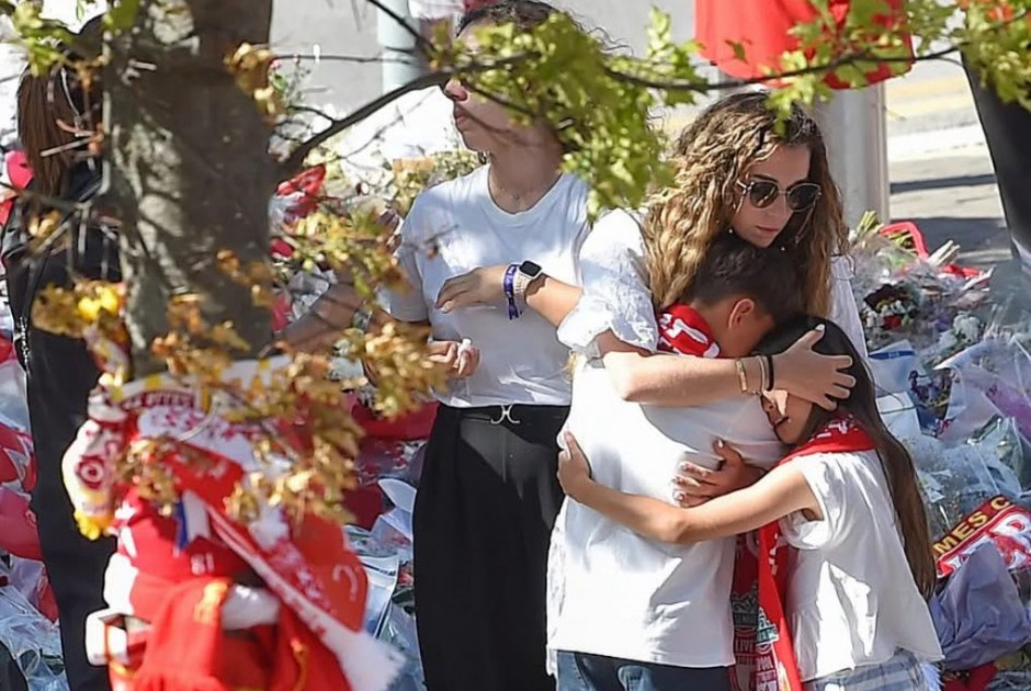 ΕΙΚΟΝΕΣ ΠΟΥ ΣΥΓΚΛΟΝΙΖΟΥΝ: Η σύζυγος του Ζότα μαζί με τα παιδιά τους στο Άνφιλντ - Λύγισε ο Σαλάχ (ΒΙ