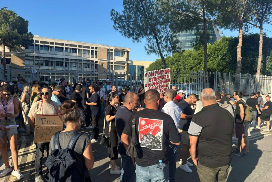 Έξω από την Νομική Υπηρεσία δεκάδες πολίτες
