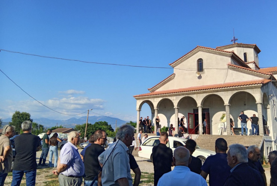 Θρήνος στην κηδεία της 2χρονης που παρασύρθηκε από το όχημα του πατέρα της