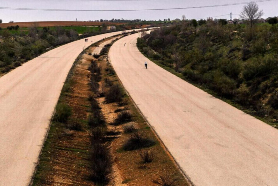 «Δρόμος – φάντασμα» Άφησαν στη… μέση έναν ολόκληρο αυτοκινητόδρομο