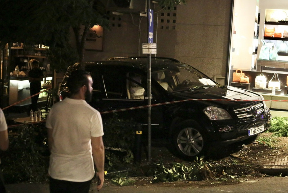 Πανικός στο Κολωνάκι: Όχημα έπεσε σε πεζούς έξω από εστιατόριο