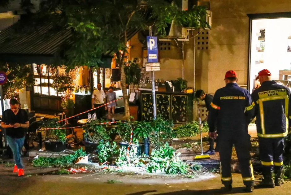Κολωνάκι: Συγκλονίζουν οι μαρτυρίες – Γέμισαν τραυματίες τα πεζοδρόμια