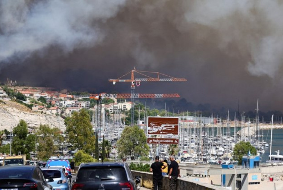Πυρκαγιά στη Μασσαλία – Διακοπές σε πτήσεις και δρομολόγια τρένων