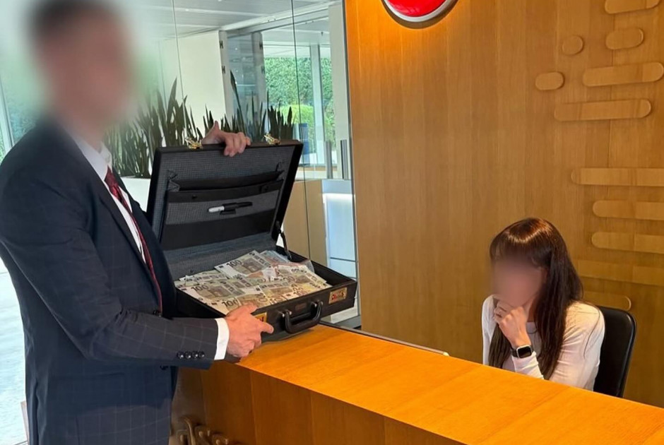 ΜΠΟΥΚΑΡΑΝ στα γραφεία της ΟΥΕΦΑ με πλαστά χρήματα (ΦΩΤΟΣ)