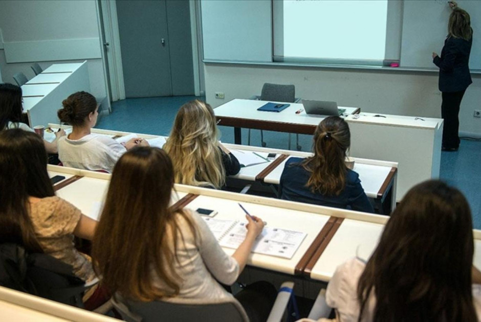 Ψηφίστηκε το ν/σ για τα ξενόγλωσσα προγράμματα εν μέσω εντάσεων και αντιπαραθέσεων
