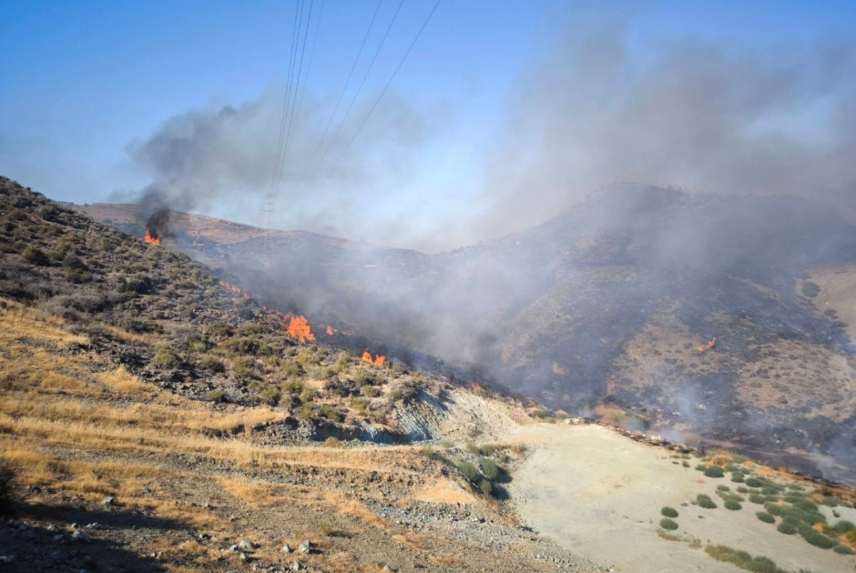 Υπό έλεγχο η πυρκαγιά στην Πάφο – Οριοθετήθηκε η φωτιά