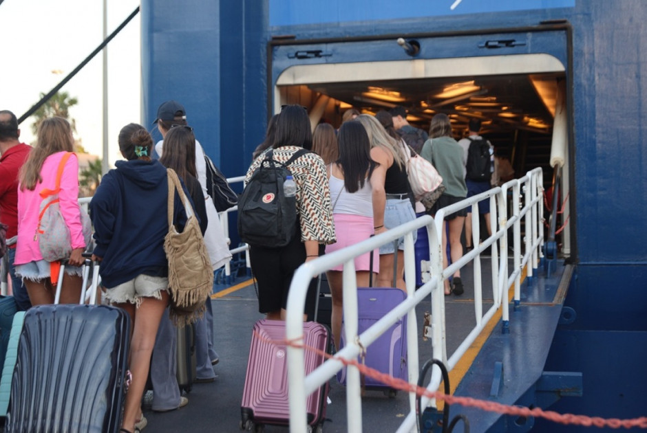 Ταλαιπωρία για σχεδόν 1.000 επιβάτες στον Πειραιά