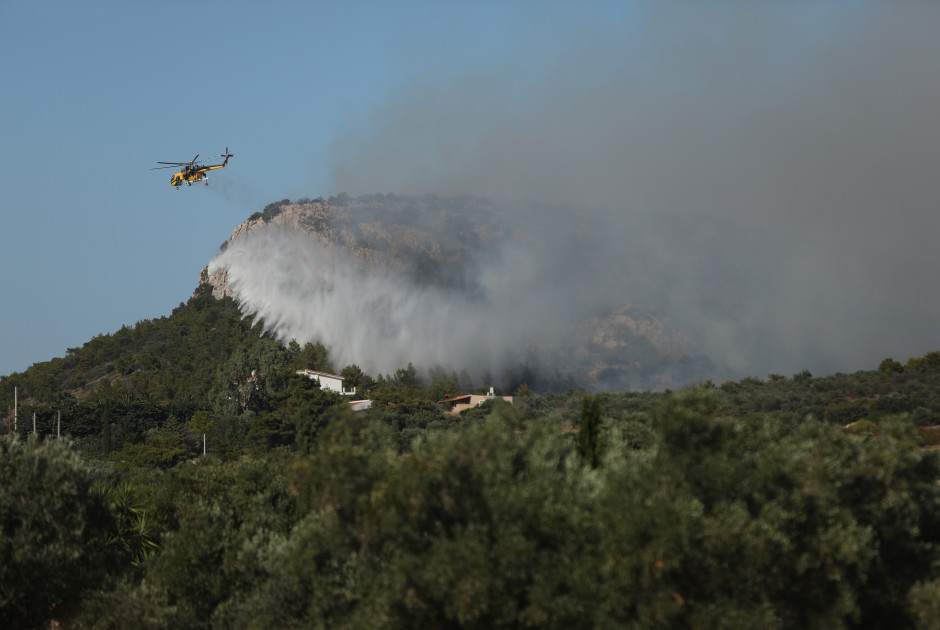 Επιχειρήσεις πυρόσβεσης από νωρίς το πρωί στην Ιεράπετρα - Σε επιφυλακή στη Ραφήνα