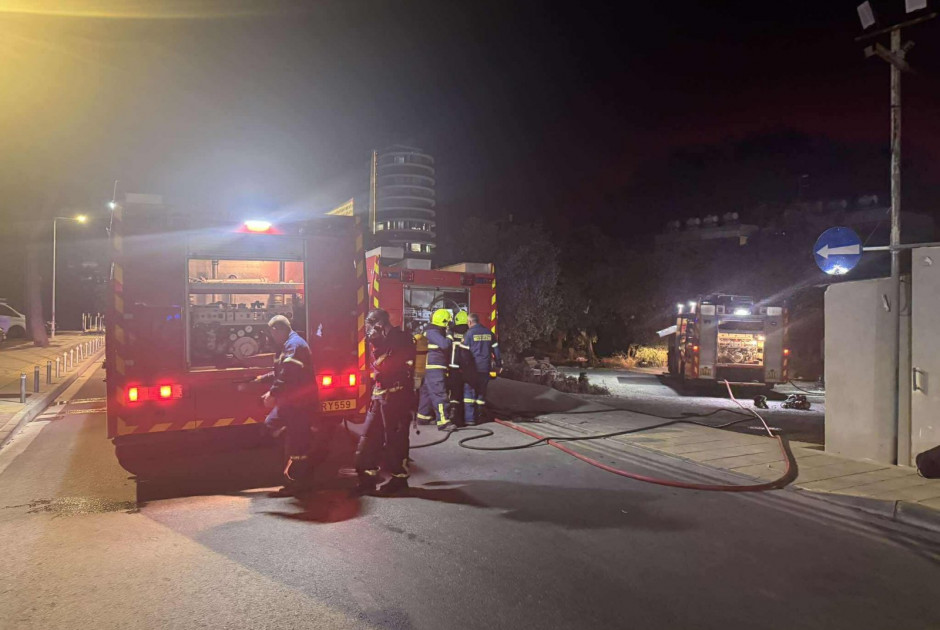 Φωτία Λανίτειο: Μετακινήθηκαν προληπτικά οχήματα – Εντός της αίθουσας βρίσκονταν εργαλεία και μηχανή
