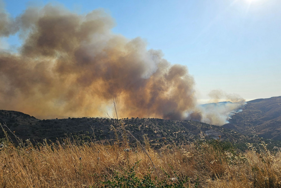 Πυρκαγιά στην Πάφο: Χωρίς ρεύμα η κοινότητα των Χολετριών