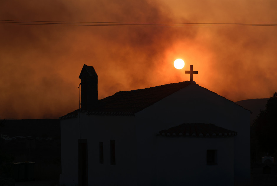 Σε πύρινο κλοιό η Ελλάδα: Κάηκαν σπίτια, καλλιέργειες και εκκλησίες