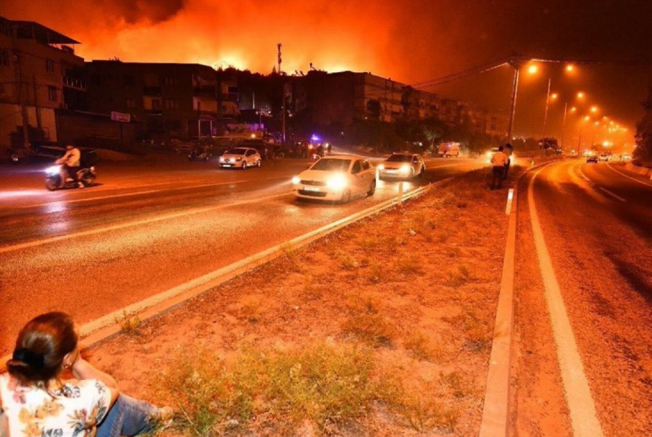 Νέα πυρκαγιά στο Τσεσμέ – Εκκενώθηκαν σπίτια (ΒΙΝΤΕΟ & ΦΩΤΟ)
