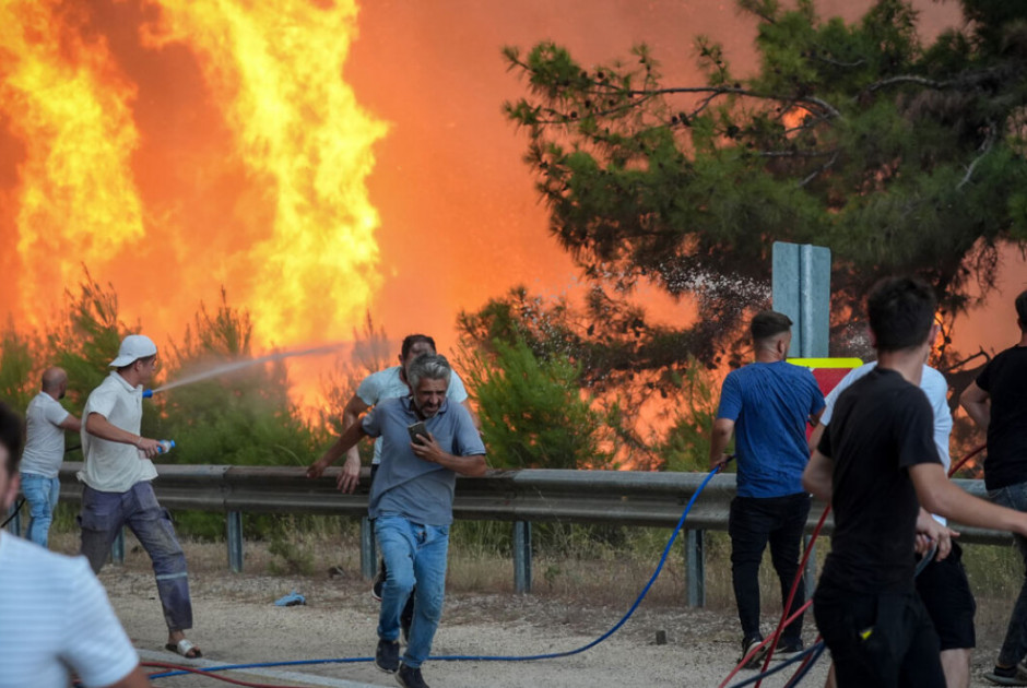 Πύρινη κόλαση στην Προύσα: Νεκρός πυροσβέστης, 76 ενεργά μέτωπα και εκκενώσεις οικισμών