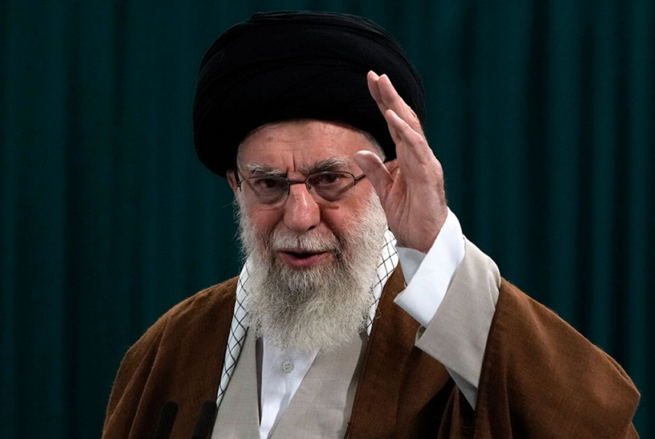 Ιράν: Κλείνει τα στενά του Ορμούζ - Απειλές Χαμενεΐ σε Τραμπ