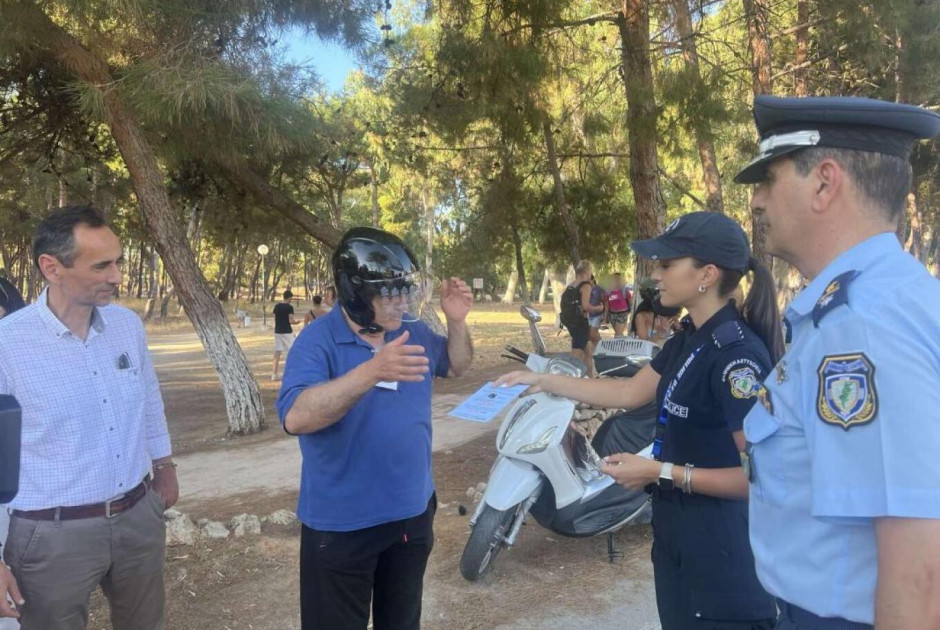 Αστυνομικοί μοίρασαν κράνη αντί για πρόστιμα