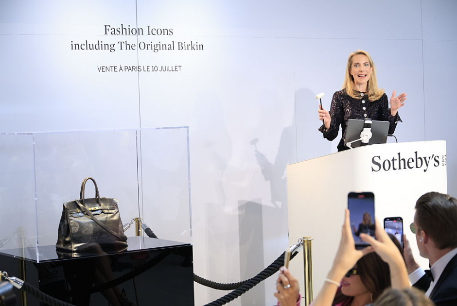 Το ποσό-ρεκόρ που «έπιασε» η πρώτη τσάντα Birkin σε δημοπρασία