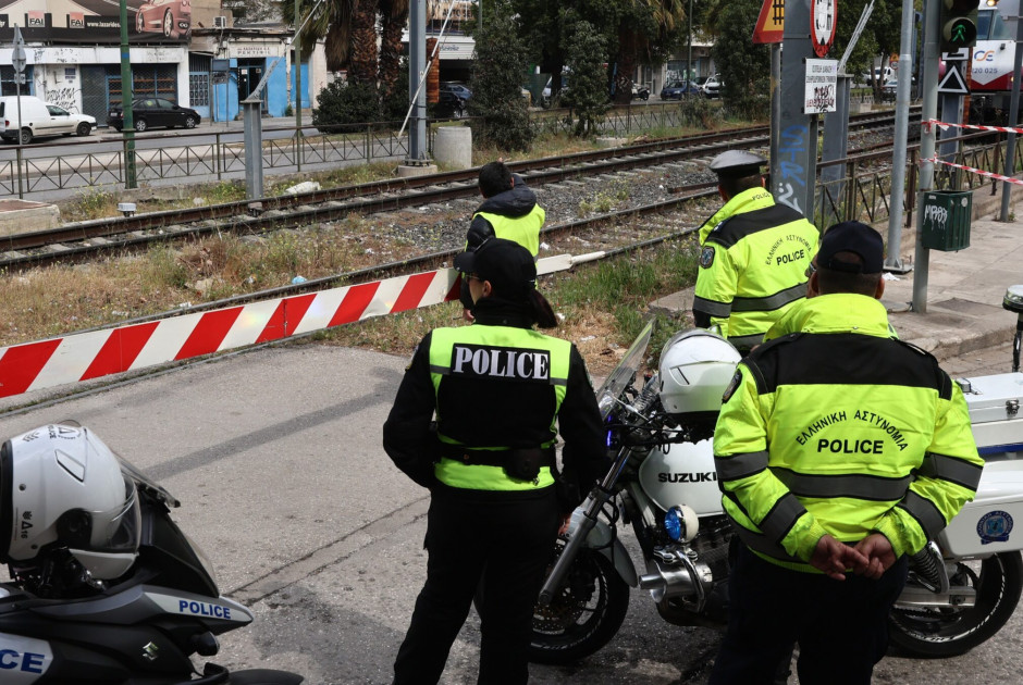 Σύγκρουση προαστιακού με αυτοκίνητο στην Πάτρα