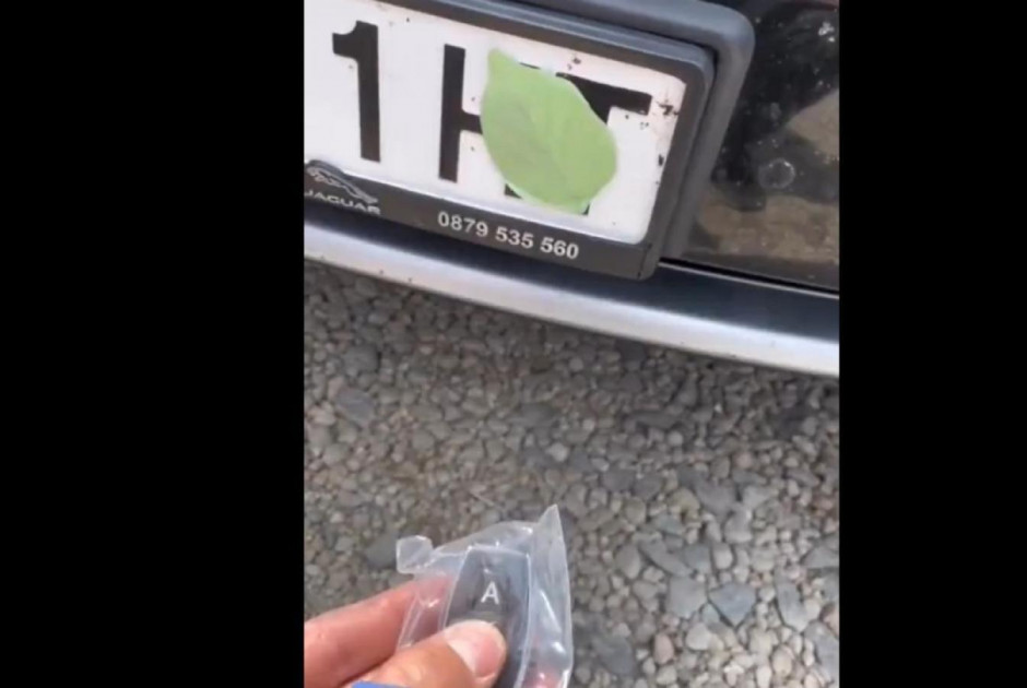 Το «φύλλο-απάτη»: Το viral κόλπο που κρύβει τις πινακίδες από τις κάμερες της Τροχαίας