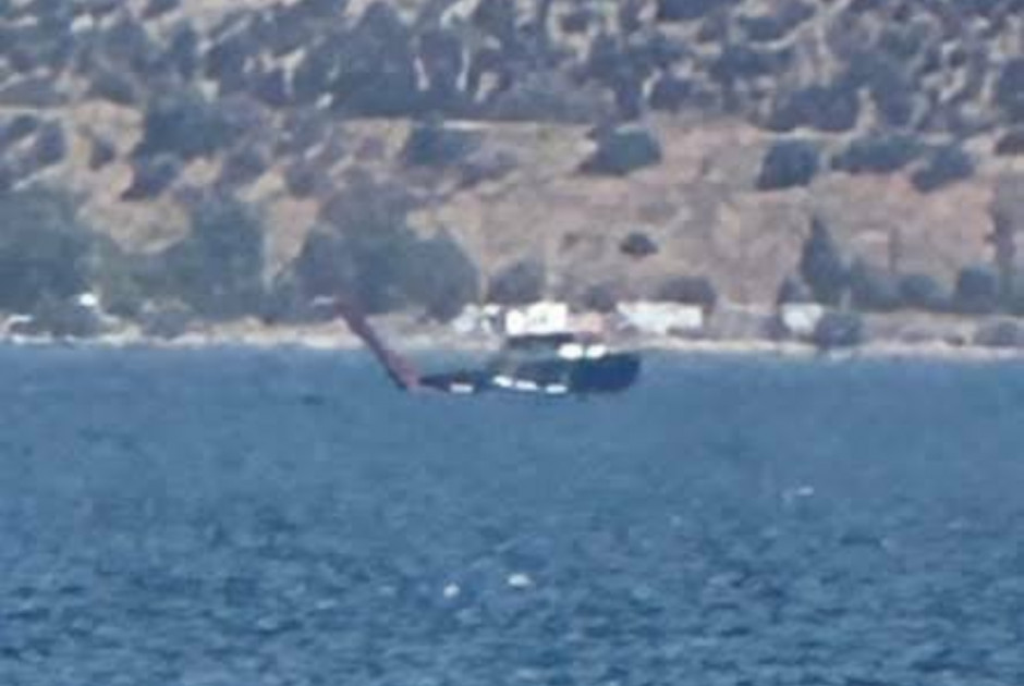 Αναγκαστική προσθαλάσσωση πυροσβεστικού ελικοπτέρου στην Ελευσίνα - Βγήκαν κολυμπώντας οι χειριστές