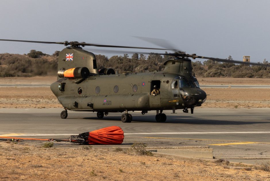 Στήριξη από τις Βρετανικές Βάσεις – Chinook της RAF στη μάχη με τις φλόγες