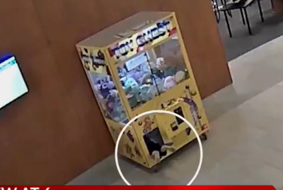 Αγοράκι εγκλωβίστηκε σε παιχνίδι-δαγκάνα για να πάρει ένα κουκλάκι (ΒΙΝΤΕΟ)